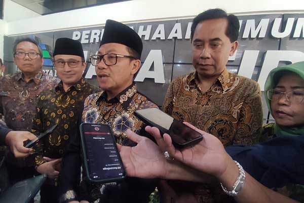 Wali Kota Malang bersama Dirut PJT I, didampingi jajaran, menjawab pertanyaan awak media. (rhd) - Pemkot Malang dan PJT I Komitmen Kelola Air Permukaan Penuhi Kebutuhan Air Bersih