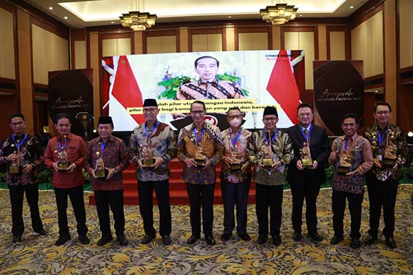Wali Kota Malang bersama para penerima Anugerah Revolusi Mental 2022. (ist) - Kota Malang Raih Anugerah Revolusi Mental 2022 Terbaik se-Jawa Bali