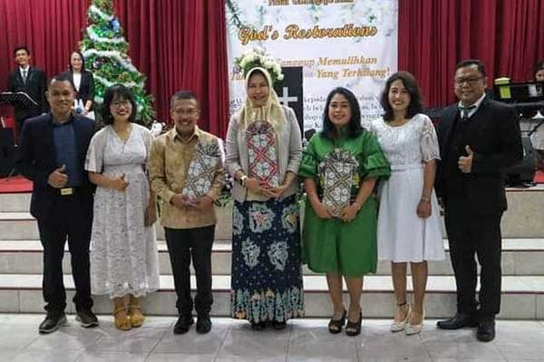 Wali Kota dan Wawali Batu menerima cendera kasih dari GBI Agape. (ist) - Hadiri Perayaan Natal, Dewanti dan Punjul Pamitan Lepas Jabatan