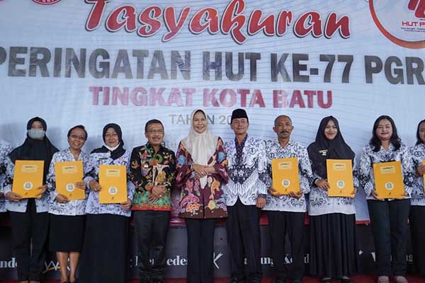 Wali Kota dan Wawali Batu menghadiri peringatan HUT PGRI ke-77 di Kota Batu. (ist) - HUT ke-77 PGRI, Wali Kota Batu Serahkan Penghargaan bagi Guru Berprestasi