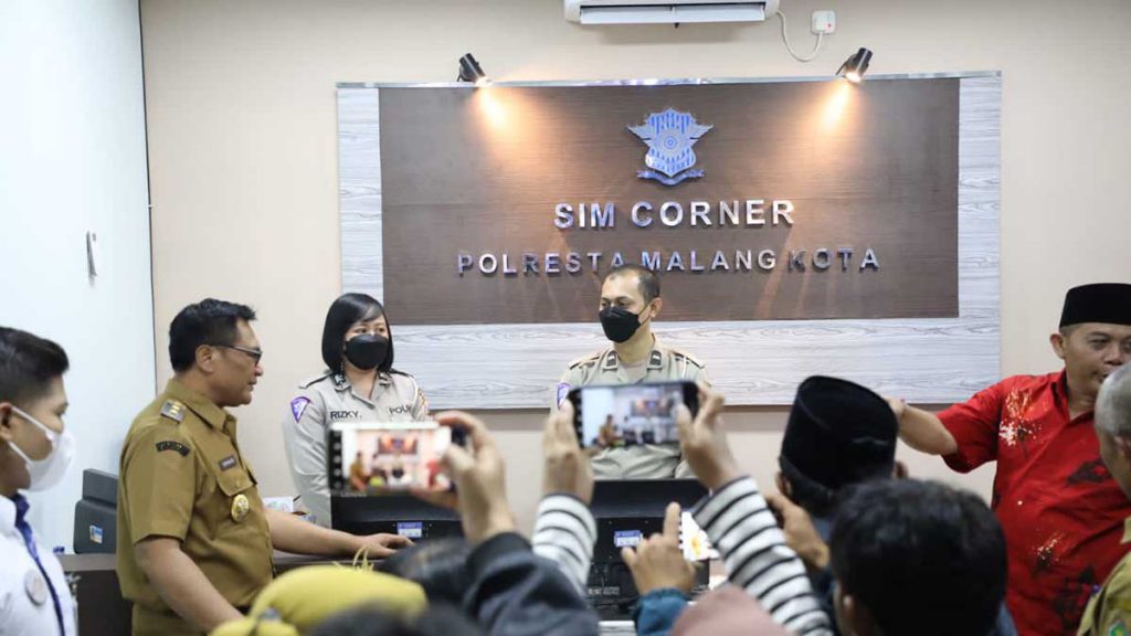 Wawali Kota Malang, Sofyan Edi Jarwoko, meninjau salah satu tenan pelayanan publik di MPP Merdeka. (ist) - Wapres Resmikan 26 MPP, Termasuk Mal Pelayanan Publik Merdeka Kota Malang