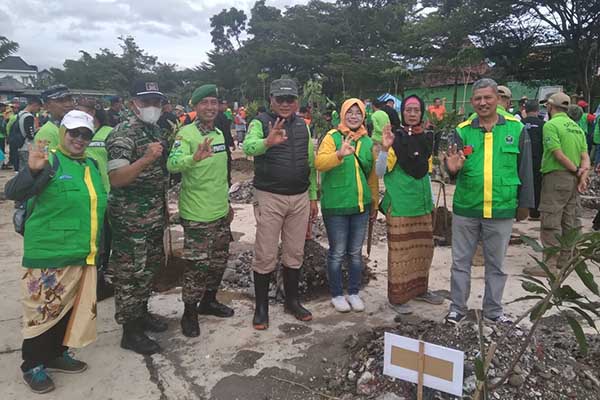 Wawali Kota Malang bersama jajaran TNI-Polri, dan lainnya. (ist) - Kembalikan Fungsi Ex TPA Kalisari Jadi Hutan Kota, Sutiaji Tanam Seribu Pohon