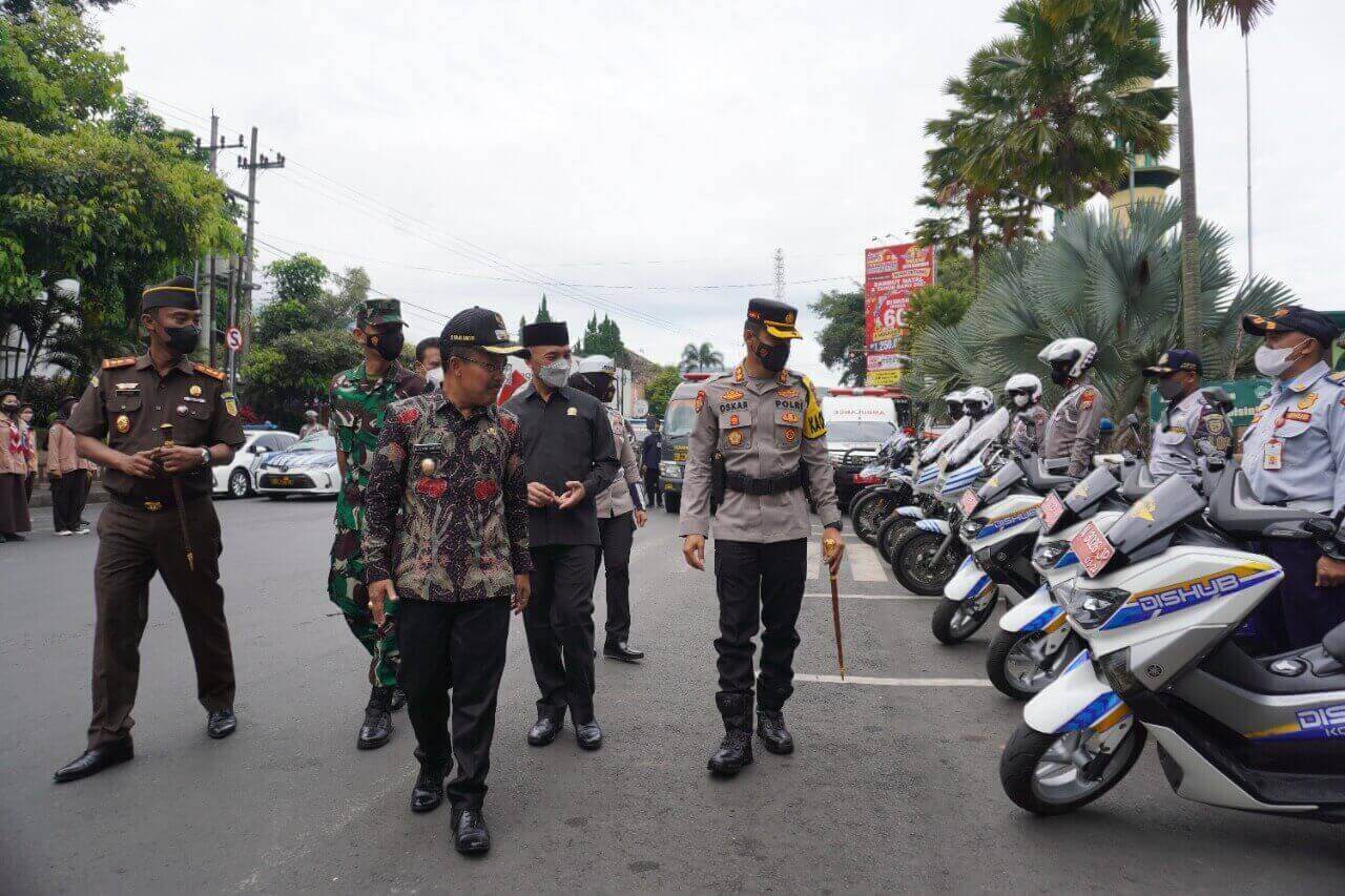 wawali dan kapolres batu melihat kesiapan armada untuk pengamanan nataru.