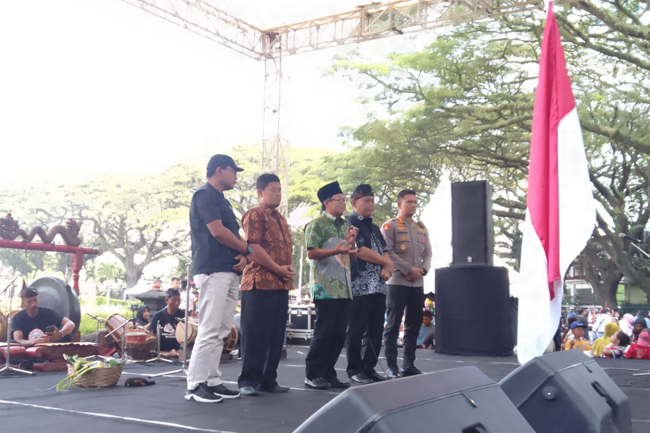Wali Kota Malang memberikan sambutan dalam pembukaan Gelar Agung Jaranan Malang Raya. (dik) - Ribuan Pecinta Seni Budaya Padati Seputaran Alun-alun Tugu