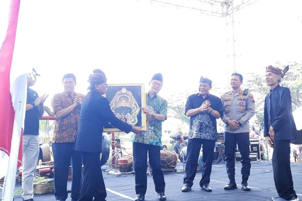 Wali Kota Malang, Drs H Sutiaji menerima penghargaan dari sesepuh kesenian Kota Malang. (dik) - Ribuan Pecinta Seni Budaya Padati Seputaran Alun-alun Tugu