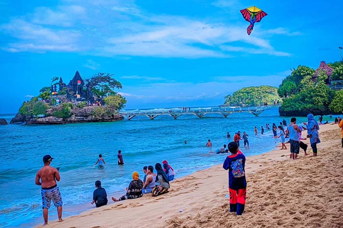 Suasana Pantai Balaikambang yang penuh wisatawan.(ist) - Jelang Nataru, Wahana dan Fasilitas Pantai Bengkung Ditambah