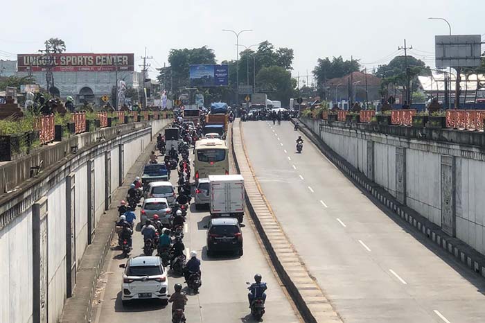 Simpang empat Karang Lo. (ws6) - Urai Kemacetan Nataru, Satlantas Polres Malang Lakukan Skema Lalulintas