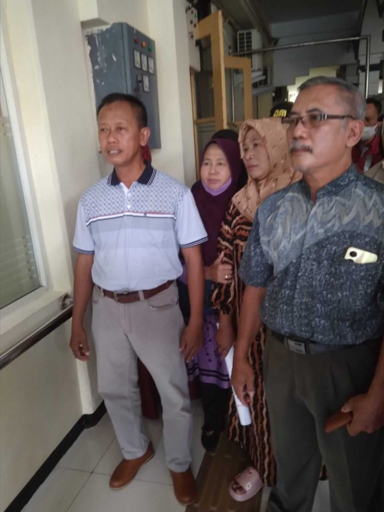 achmad soleh dan rekan menyampaikan keterangan usai sidang di pn sidoarjo.