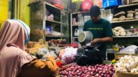 agus yang tengah melayani pembeli