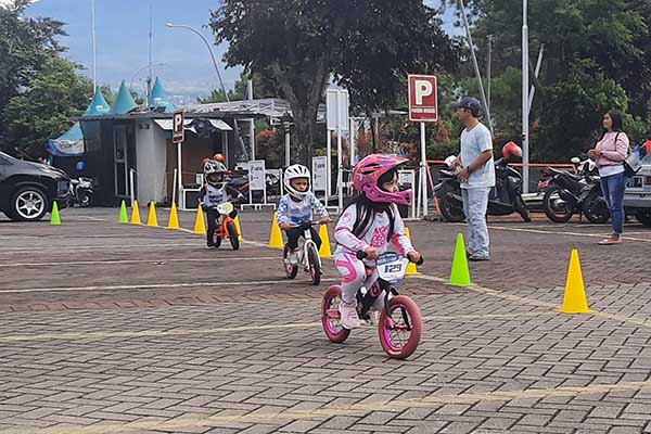 Aksi Atlet cilik pushbike yang menarik perhatian pengunjung Balai Kota Among Tani. (dik) - Pushbike Bisa Alihkan Anak dari Kecendrungan Game ke Sport