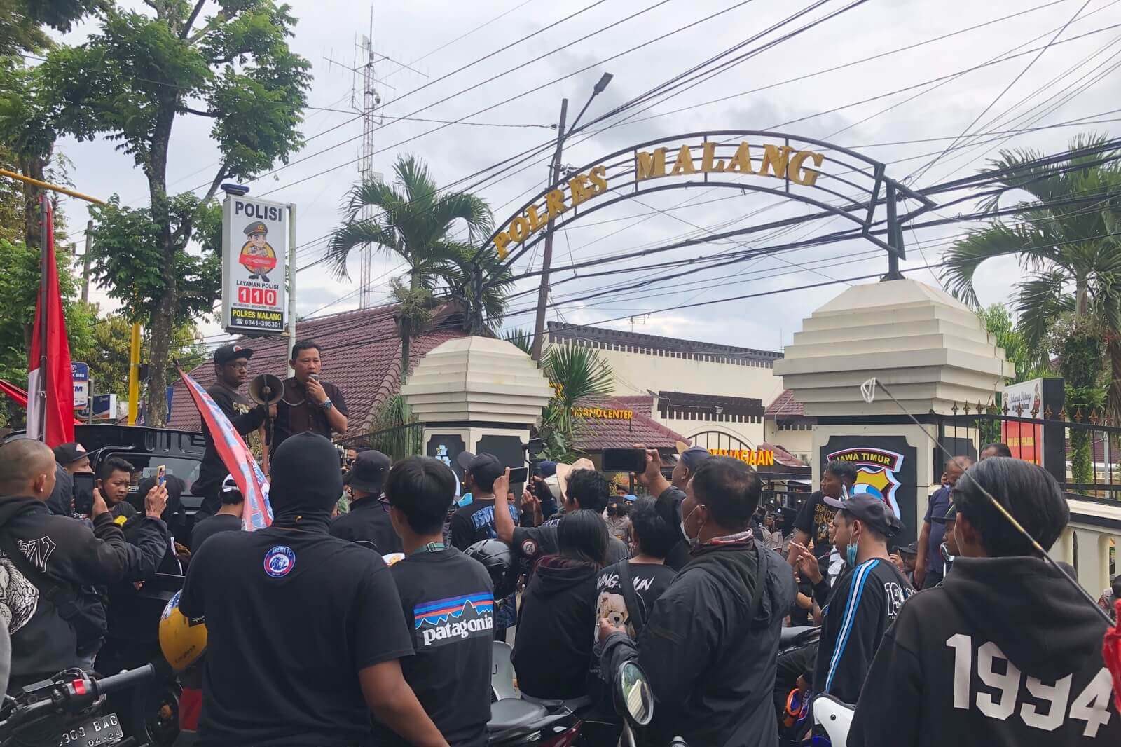 aksi ratusan aremania di depan pintu gerbang polres malang