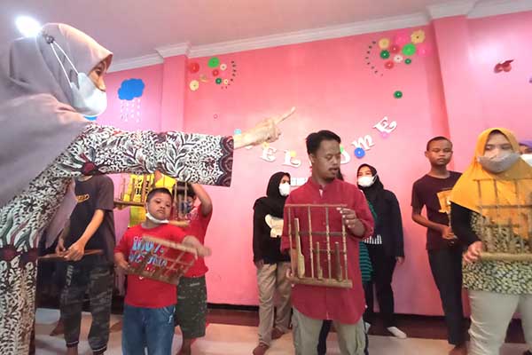 Anak Berkebutuhan Khusus latihan bermain angklung. (ws7) - Keterbatasan Anak Berkebutuhan Khusus Tak Halangi Jadi Penari dan Pemain Musik