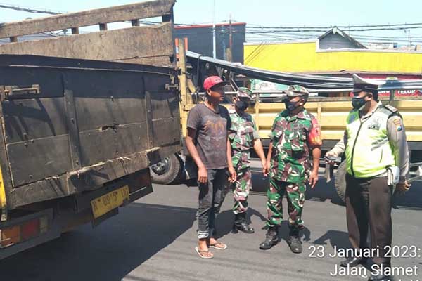 Anggota Kodim 0833 pantau truk pengangkut hewan ternak. (ist) - Cegah PMK, Anggota Kodim 0833 Pantau Truk Pengangkut Hewan Ternak