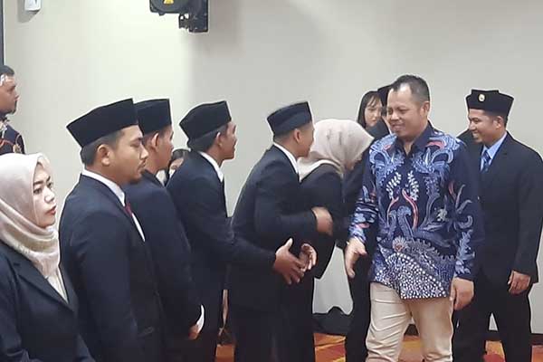 Anggota PPK Batu mendapatkan ucapan selamat dari Ketua KPU Jatim dan Ketua KPU Batu. (dik) - Usai Dilantik, PPK Batu Langsung Ikuti Orientasi Tugas