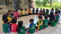 anggota sanggar lintang pandu sekar berlatih di panggung taman buah jeru tumpang
