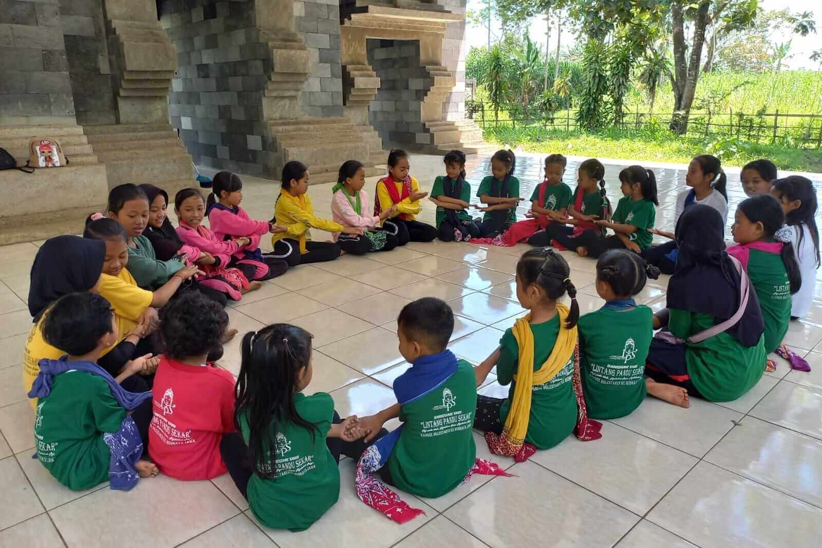 anggota sanggar lintang pandu sekar berlatih di panggung taman buah jeru tumpang