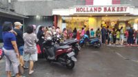 Antrean diskon di Holland bakery. (ist) - Rela Antre di Tengah Hujan Demi Diskon 45 Persen Toko Roti Holland Bakery
