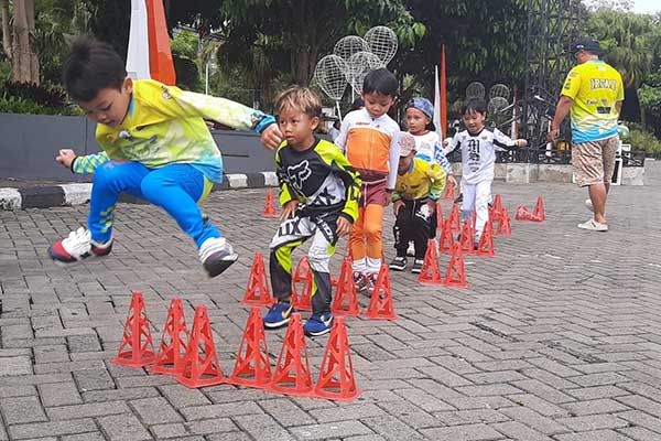 Atlet Pushbike berlatih pengenalan Lintasan. (dik) - Pushbike Bisa Alihkan Anak dari Kecendrungan Game ke Sport