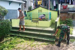 Babinsa Kauman bersama warga kerja bakti bersihkan TPU Tandak Mbah Singowiryo. (ist) - Babinsa Kauman Bersama Warga Kerja Bakti Bersihkan TPU Tandak Mbah Singowiryo