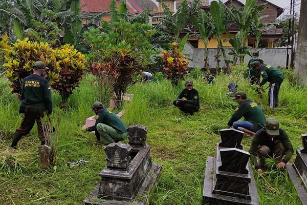 Babinsa Kedungkandang bersama warga gotong royong bersihkan TPU Bumiayu. (ist) - Babinsa Kedungkandang Bersama Warga Gotong Royong Bersihkan TPU Bumiayu