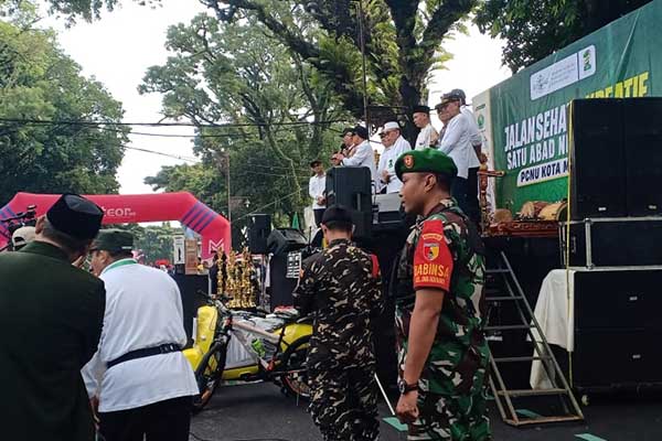 Babinsa Klojen amankan Jalan Sehat Kreatif Satu Abad NU. (ist) - Babinsa Klojen Turut Amankan Jalan Sehat Kreatif Satu Abad NU