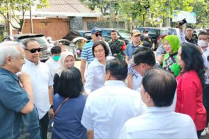 Babinsa Klojen lakukan pengamanan kunker Menkeu Ke Pasar Oro-oro Dowo. (ist) - Babinsa Klojen Lakukan Pengamanan Kunker Menkeu Ke Pasar Oro-oro Dowo