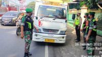 Babinsa Kodim 0833 bersama Polri operasi PMK. (ist) - Babinsa Kodim 0833 bersama Polri Terus Tingkatkan Operasi PMK