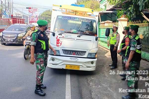 Babinsa Kodim 0833 bersama Polri operasi PMK. (ist) - Babinsa Kodim 0833 bersama Polri Terus Tingkatkan Operasi PMK