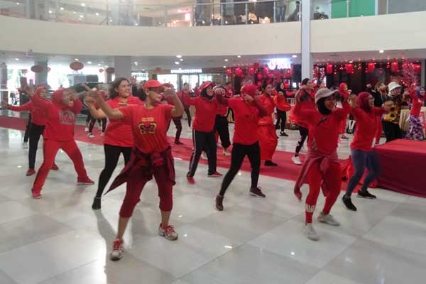 Babinsa Koramil Sukun pantau senam bersama Blooming Harmony. (ist) - Babinsa Koramil Sukun Pantau Senam Bersama Blooming Harmony