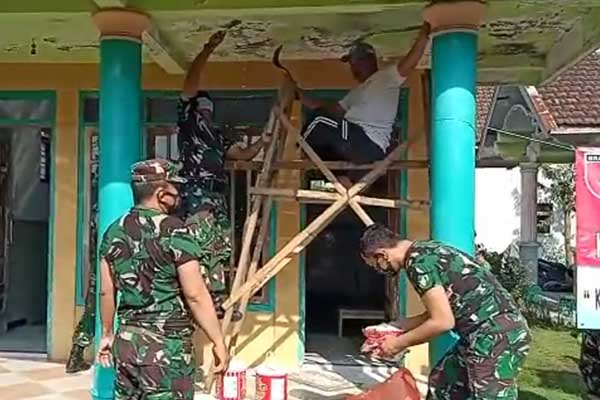 Babinsa Tlogowaru bersama warga gotong royong perbaiki Musala Al Hidayah. (ist) - Babinsa Tlogowaru Bersama Warga Gotong Royong Perbaiki Musala Al Hidayah