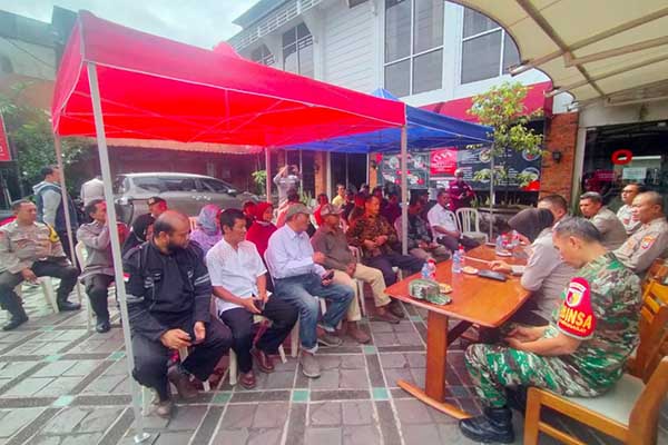 Babinsa dan Bhabinkamtibmas Turut Cangkrukan Jumat Curhat bersama warga. (ist) - Babinsa dan Bhabinkamtibmas Turut Cangkrukan Jumat Curhat Bersama Warga