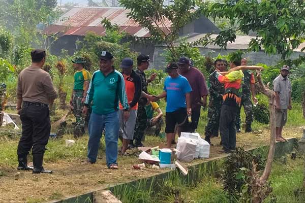 Bersama masyarakat Purwantoro, Babinsa dan Bhabinkamtibmas bersihkan makam muslim. (ist) - Bersama Masyarakat Purwantoro, Babinsa dan Bhabinkamtibmas Bersihkan Makam Muslim