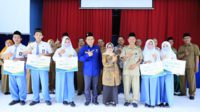 bupati jombang saat penyerahan beasiswa baznas untuk siswa di jombang. (ful) - Baznas Provinsi Jatim Salurkan Beasiswa pada Siswa Setingkat SMA, SMK dan MA di Jombang