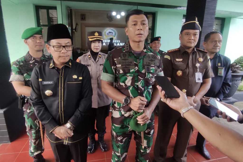 Danrem 083/Bdj, Kol Inf MI Gogor AA, menjawab pertanyaan awak media. (rhd) - Danrem 083/Bdj Kunjungan Kerja ke Markas Kodim 0833/Kota Malang