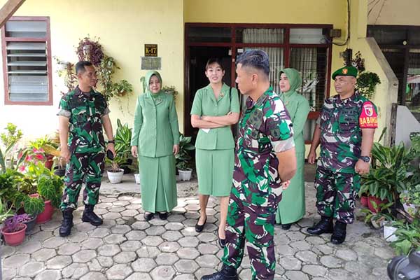 Danrem 083/Bdj mengapresiasi anggota Kodim 0833 yang telah memperhatikan kebersihan lingkungan. (rhd) - Danrem 083/Bdj Tinjau Rumah Dinas Anggota Kodim 0833/Kota Malang, Begini Pesannya