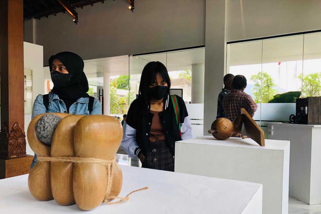 Deretan karya yang tengah dipamerkan di Art Space Hotel Rayz UMM. (wul) - 13 Seniman Legenda Pamerkan Karya di Perayaan Tiga Tahun Hotel Rayz UMM