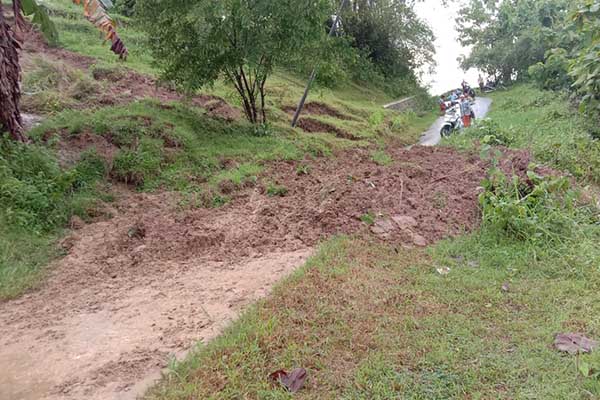 Diguyur Hujan Berhari-hari Akses Perbatasan Dua Desa di Pamekasan Lumpuh