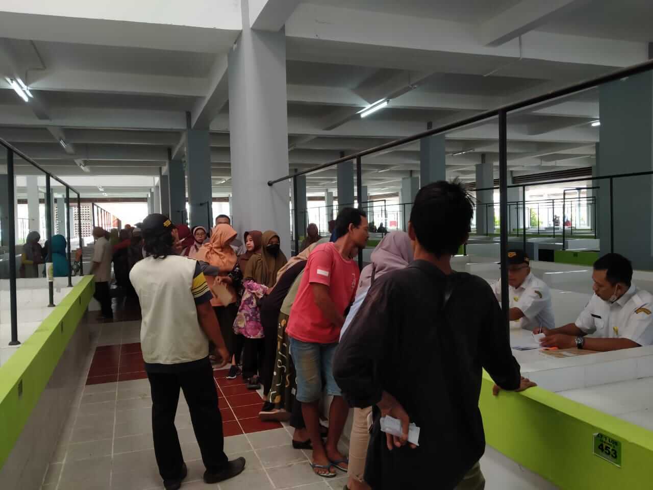 dinas perdagangan koperasi usaha kecil dan menengah disdagkop um melaksanakan undian untuk penempatan pedagang lesehan di pasar wisata senin