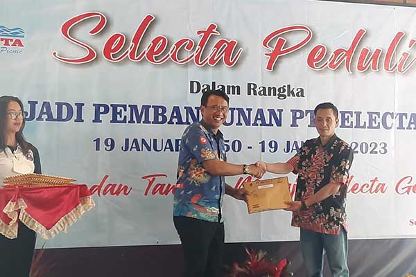 Dirut PT. Selecta memberikan simbolis santunan kepada warga melalui perangkat Dusun di wilayah Desa Tulungrejo. (dik) - HUT ke-73 PT Selecta, Belasan Karyawan Kontrak Diangkat Jadi Karyawan Tetap