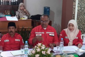 dokter pmi batu dr. ganif tengah didampingi pengurus pmi kota batu.