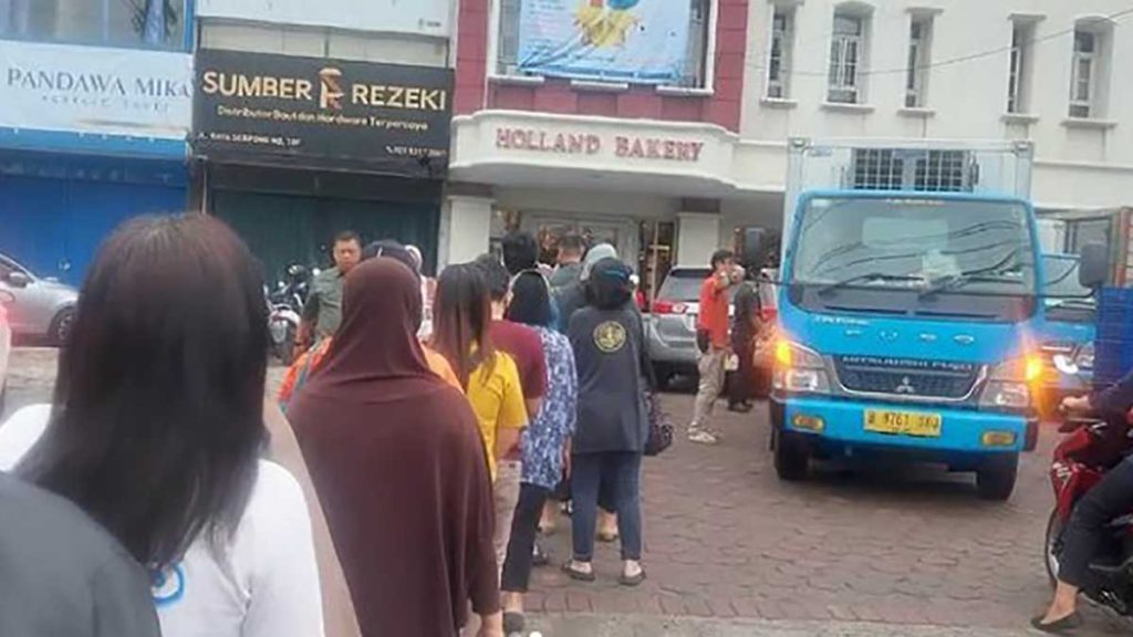 Antrean diskon di Holland bakery. (ist) - Rela Antre di Tengah Hujan Demi Diskon 45 Persen Toko Roti Holland Bakery