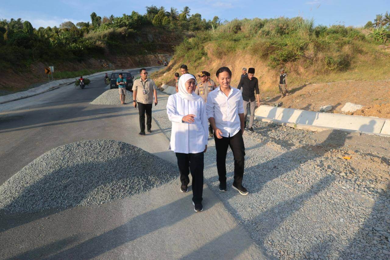 gubernur khofifah juga berkesempatan meninjau langsung jls lot 6 yang menghubungkan trenggalek tulungagung