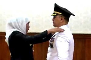 Gubernur Khofifah menyematkan tanda jabatan kepada Pj Wali Kota Batu. (ist) - Ini Pesan Gubernur Jatim Kofifah di Pelantikan Pj. Wali Kota Batu
