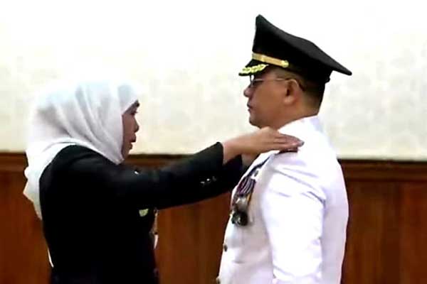 Gubernur Khofifah menyematkan tanda jabatan kepada Pj Wali Kota Batu. (ist) - Ini Pesan Gubernur Jatim Kofifah di Pelantikan Pj. Wali Kota Batu