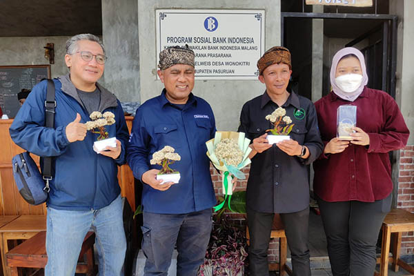Beragam jenis tanaman dan souvenir Edelweiss yang bisa dibawa pulang. (rhd) - Taman Edelweiss, Berkah Abadi Warga Wonokitri Bromo