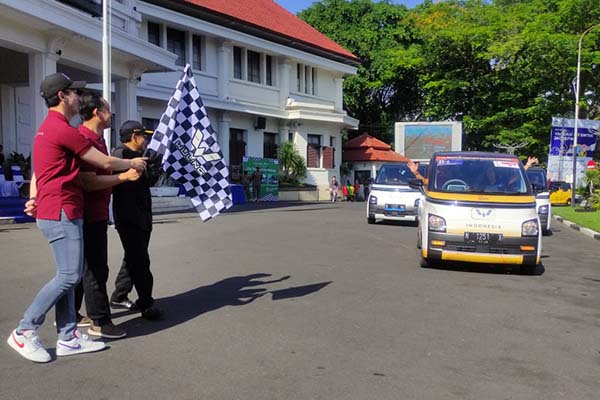 Wali Kota Malang dan Direktur Wuling Perdana Jatim memberangkatkan rombongan tour Wuling Air ev. (rhd) - Puluhan Wuling Air-ev Keliling Kota, Pemkot Malang Bakal Gunakan Mobil Listrik