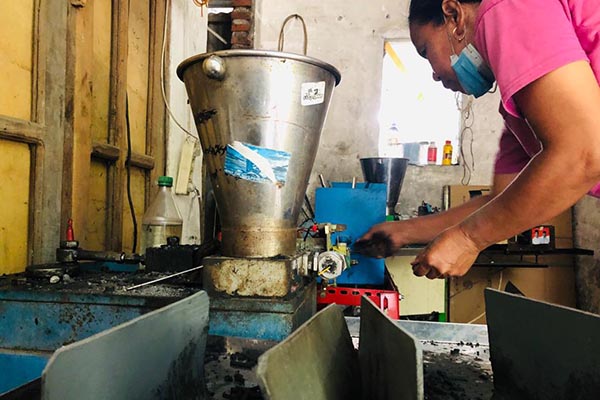 Proses produksi dupa menggunakan mesin. (wul) - Minimnya SDM, Pengrajin Dupa Wagir Gunakan Lidi Impor China