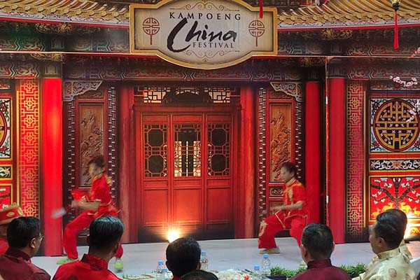 Pengunjung dapat menikmati beragam hiburan di Kampoeng China Festival Matos. (rhd) - Keseruan Perayaan Imlek di Kampoeng China Festival Matos