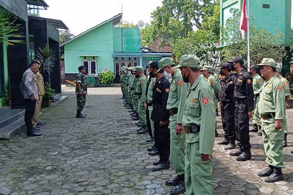 Babinsa Ciptomulyo Berikan Wasbang dan Pelatihan PBB Bagi Linmas - Babinsa Ciptomulyo Berikan Wasbang dan Pelatihan PBB Bagi Linmas