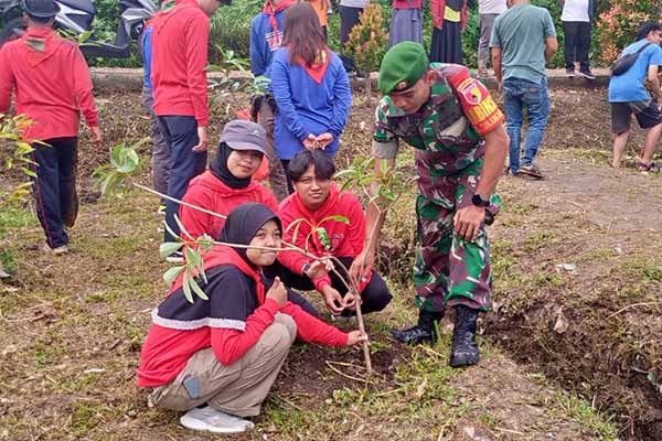 Babinsa Tunjungsekar laksanakan penanaman pohon penghijauan. (ist) - Babinsa Tunjungsekar Laksanakan Penanaman Pohon Penghijauan
